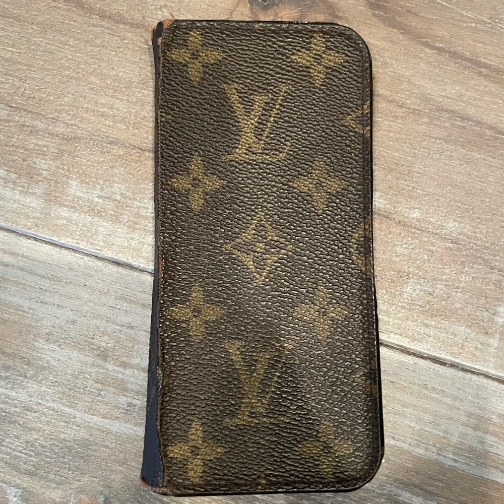 Louis Vuitton iPhone 7 Case w/ Cloth & Box - Picture 3 of 5